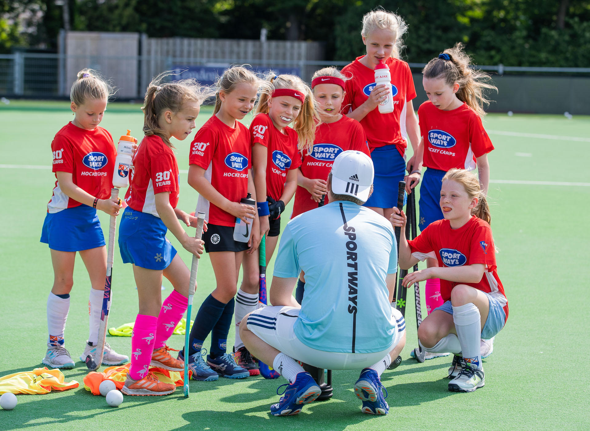 dagkamp uitleg staffer aan kids 2